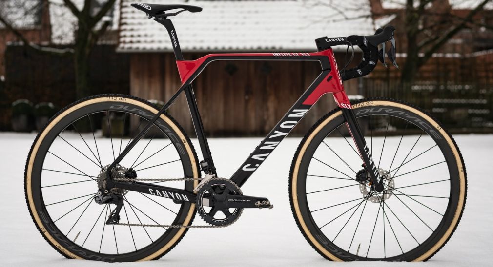 A Beobank-Corendon e Mathieu Van Der Poel pedalam numa Canyon