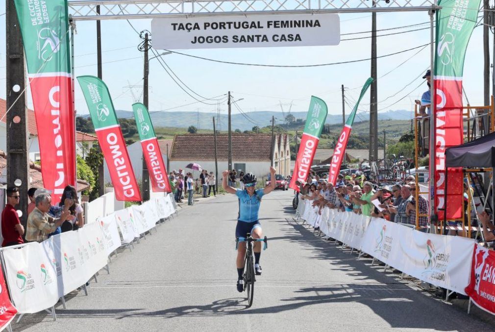 Fiona Hunter-Johnston isola-se  na liderança da Taça