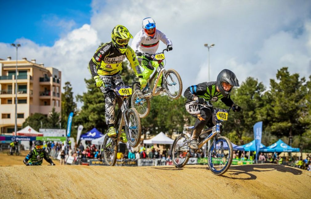 Seiscentos ciclistas pedalam em diferentes disciplinas